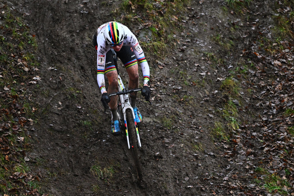 NAMUR, BELGIUM - DECEMBER 15: Fem Van Empel of The Netherlands and Team Visma | Lease A Bike competes during the 15th UCI Cyclo-Cross World Cup Namur 2024 - Women's Elite on December 15, 2024 in Namur, Belgium. (Photo by Luc Claessen/Getty Images)